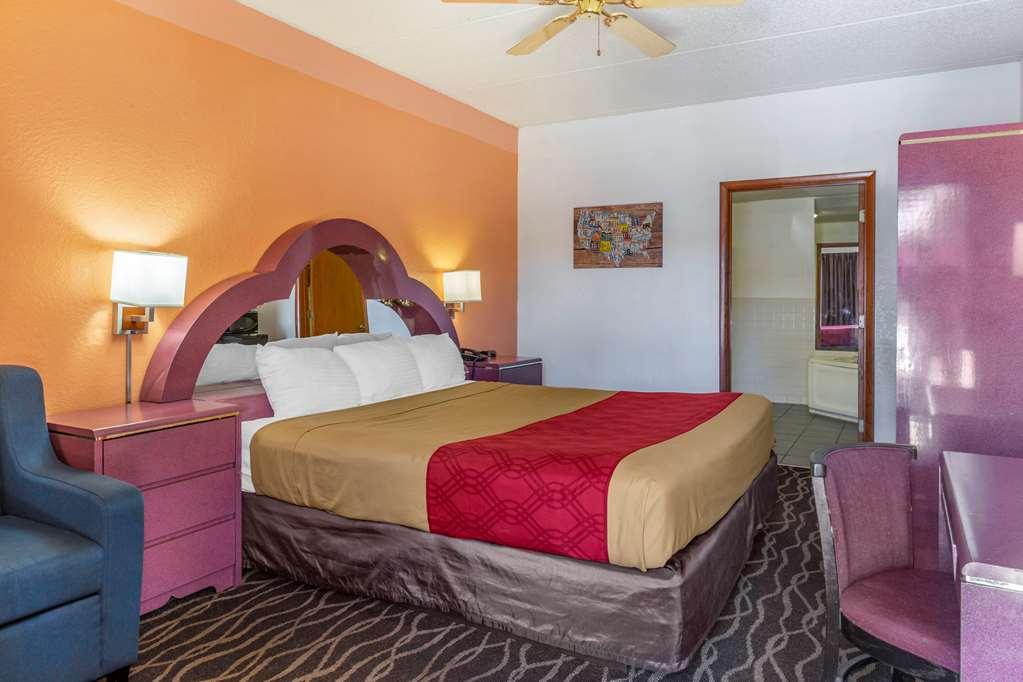 Econolodge Inn & Suites Albany Room photo