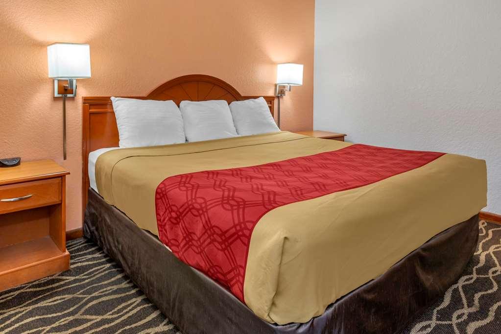 Econolodge Inn & Suites Albany Room photo