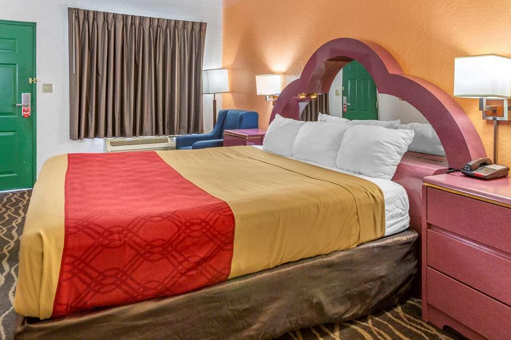 Econolodge Inn & Suites Albany Room photo